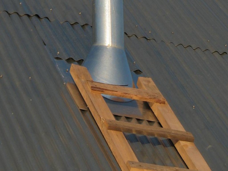 Крыша состоит из двух листов, а труба выходит в середине второго